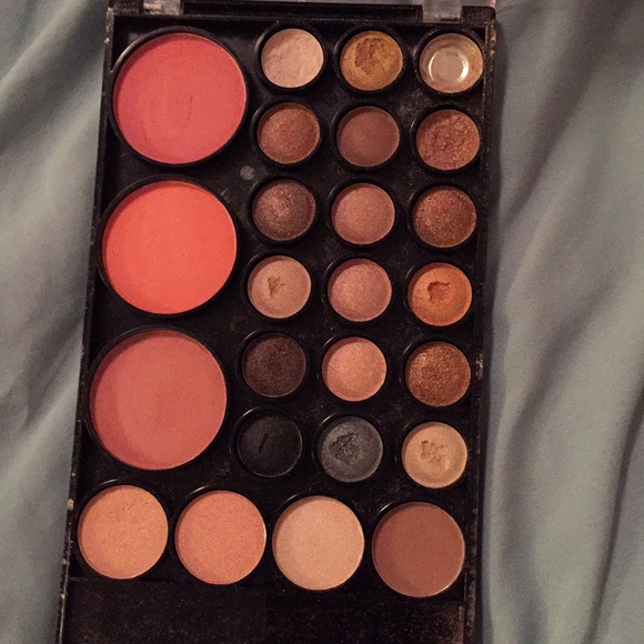 Makeup - Picture 1 of 1